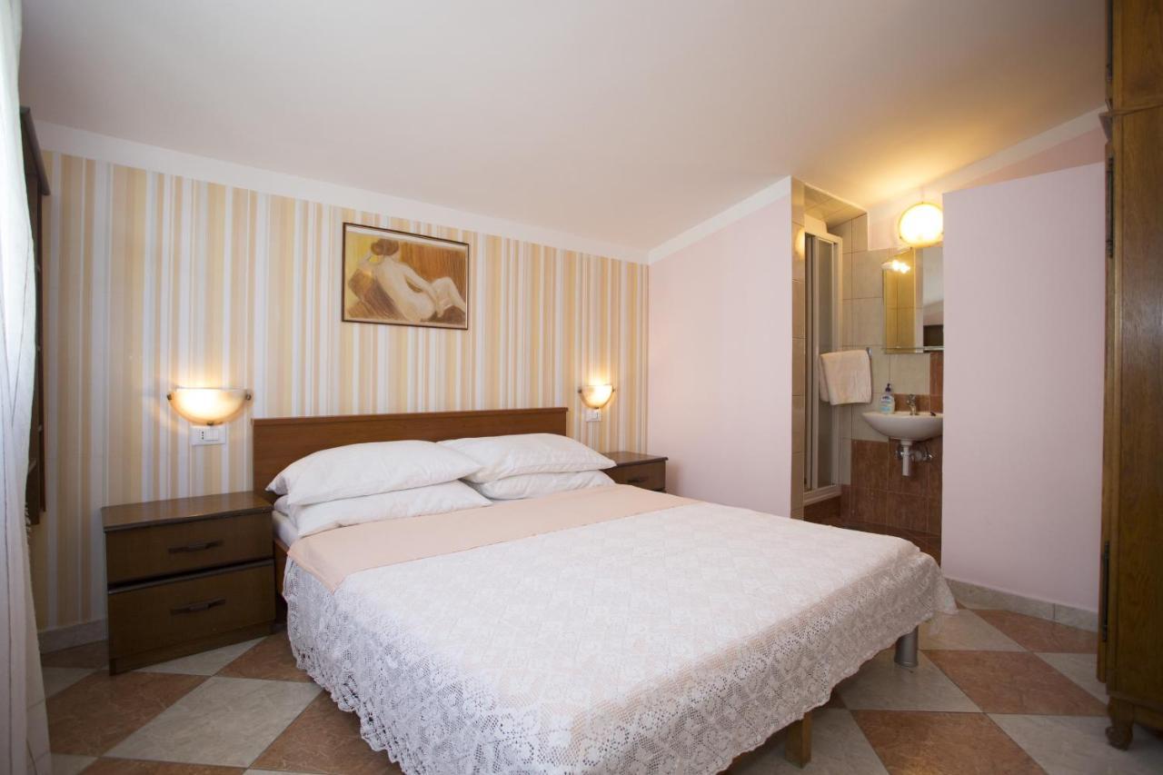 Apartments By The Sea Mavarstica, Ciovo - 12696 Trogir Ngoại thất bức ảnh