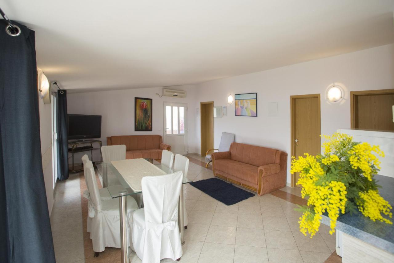 Apartments By The Sea Mavarstica, Ciovo - 12696 Trogir Ngoại thất bức ảnh